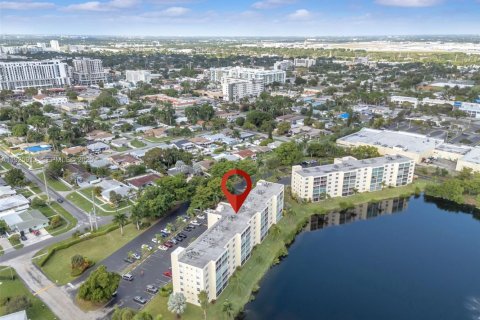 Condo in Dania Beach, Florida, 2 bedrooms  № 1991971 - photo 25