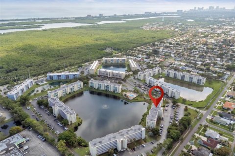 Condo in Dania Beach, Florida, 2 bedrooms  № 1991971 - photo 28