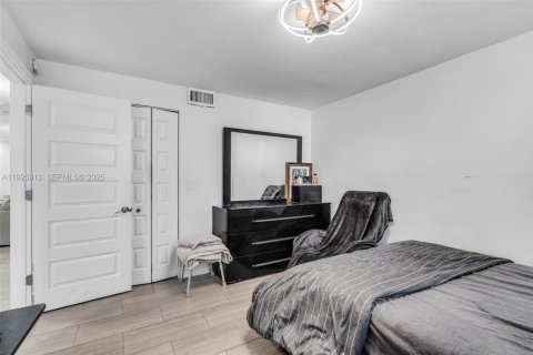 Condo in Dania Beach, Florida, 2 bedrooms  № 1991971 - photo 16