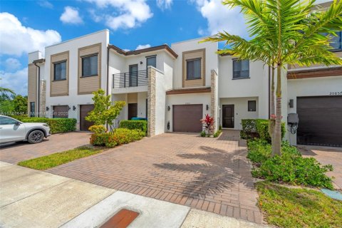 Townhouse in Miami, Florida 3 bedrooms, 128.02 sq.m. № 2017363 - photo 3