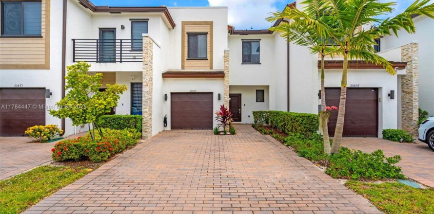 Townhouse in Miami, Florida 3 bedrooms, 128.02 sq.m. № 2017363