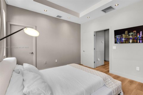 Townhouse in Miami, Florida 3 bedrooms, 128.02 sq.m. № 2017363 - photo 16