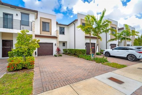 Townhouse in Miami, Florida 3 bedrooms, 128.02 sq.m. № 2017363 - photo 2