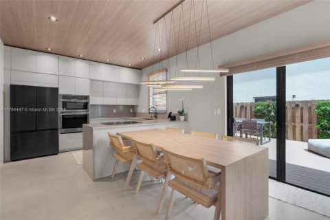 Townhouse in Miami, Florida 3 bedrooms, 128.02 sq.m. № 2017363 - photo 8