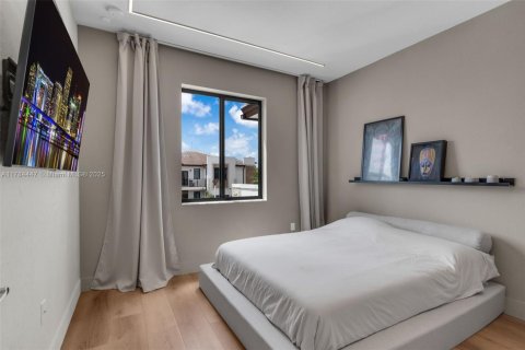 Townhouse in Miami, Florida 3 bedrooms, 128.02 sq.m. № 2017363 - photo 13