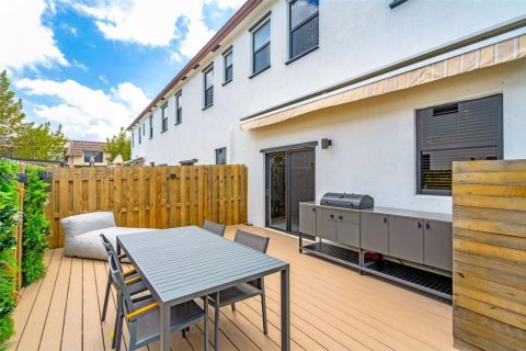 Townhouse in Miami, Florida 3 bedrooms, 128.02 sq.m. № 2017363 - photo 22