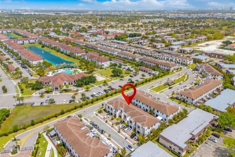 Townhouse in Miami, Florida 3 bedrooms, 128.02 sq.m. № 2017363 - photo 27