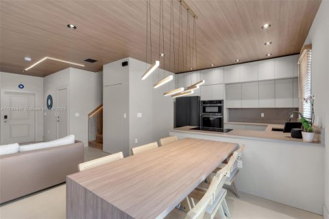 Townhouse in Miami, Florida 3 bedrooms, 128.02 sq.m. № 2017363 - photo 9