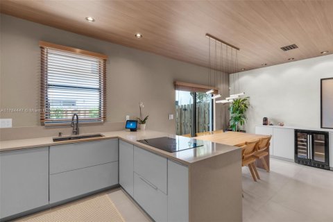Townhouse in Miami, Florida 3 bedrooms, 128.02 sq.m. № 2017363 - photo 10