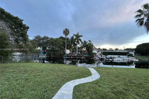 House in Miami, Florida 3 bedrooms, 97.27 sq.m. № 1989405 - photo 17