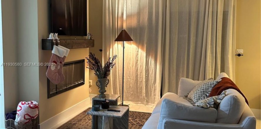 House in Miami, Florida 3 bedrooms, 97.27 sq.m. № 1989405