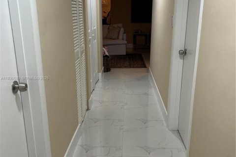 House in Miami, Florida 3 bedrooms, 97.27 sq.m. № 1989405 - photo 12