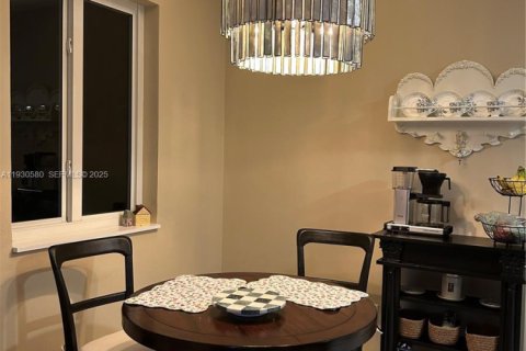 House in Miami, Florida 3 bedrooms, 97.27 sq.m. № 1989405 - photo 2