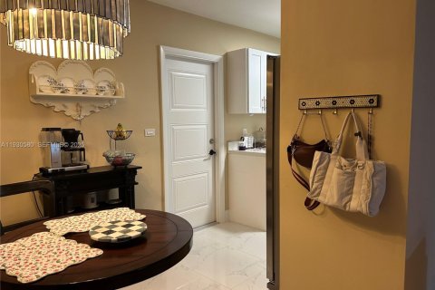 House in Miami, Florida 3 bedrooms, 97.27 sq.m. № 1989405 - photo 3