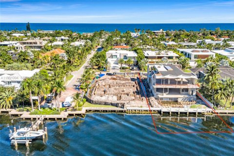 House in Golden Beach, Florida 7 bedrooms, 863.06 sq.m. № 2020609 - photo 27