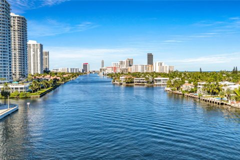 House in Golden Beach, Florida 7 bedrooms, 863.06 sq.m. № 2020609 - photo 28