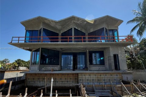 House in Golden Beach, Florida 7 bedrooms, 863.06 sq.m. № 2020609 - photo 29