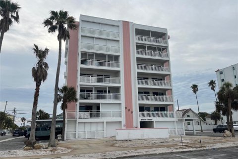 Condominio en alquiler en Saint Pete Beach, Florida, 2 dormitorios, 124.49 m2 № 1615344 - foto 1