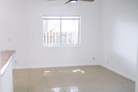 Touwnhouse à vendre à Tamarac, Floride: 3 chambres, 151.99 m2 № 2088389 - photo 5