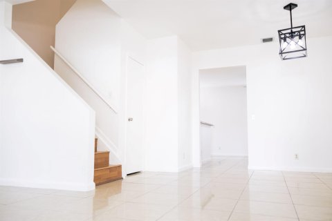 Touwnhouse à vendre à Tamarac, Floride: 3 chambres, 151.99 m2 № 2088389 - photo 2