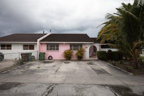 Villa ou maison à vendre à Hialeah, Floride: 4 chambres, 111.58 m2 № 2057117 - photo 2