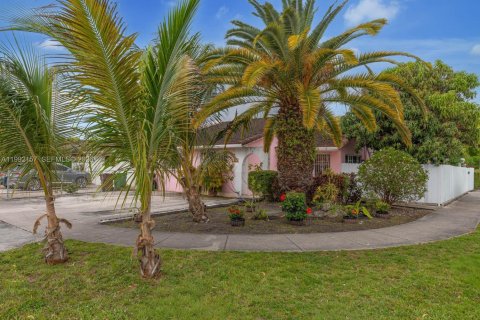 Villa ou maison à vendre à Hialeah, Floride: 4 chambres, 111.58 m2 № 2057117 - photo 6