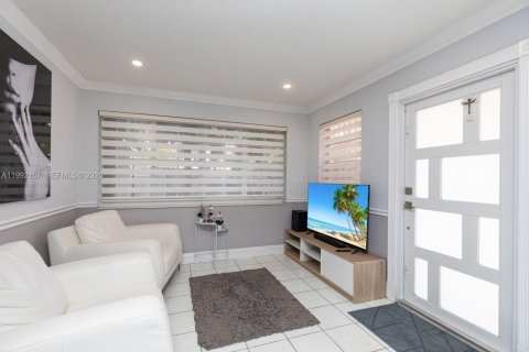 Villa ou maison à vendre à Hialeah, Floride: 4 chambres, 111.58 m2 № 2057117 - photo 9