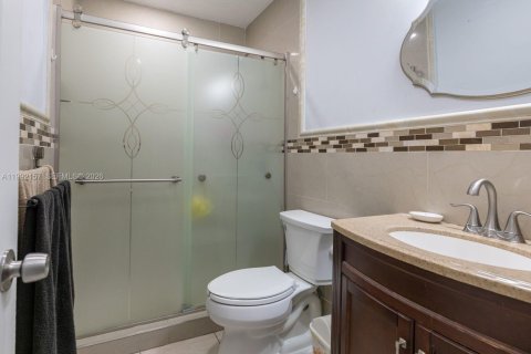 Villa ou maison à vendre à Hialeah, Floride: 4 chambres, 111.58 m2 № 2057117 - photo 15