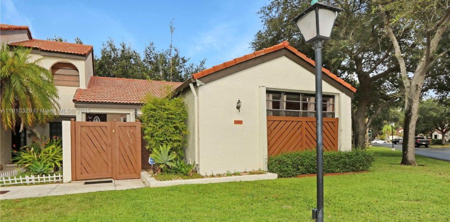 Adosado en Miami, Florida 2 dormitorios, 107.4 m2 № 1967034