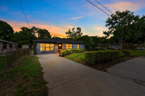 House in Tampa, Florida 3 bedrooms, 134.24 sq.m. № 2157567
