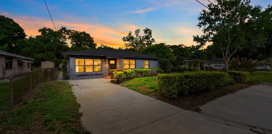 House in Tampa, Florida 3 bedrooms, 134.24 sq.m. № 2157567