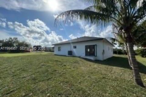 Villa ou maison à vendre à Miami, Floride: 4 chambres, 195.09 m2 № 2169406 - photo 3