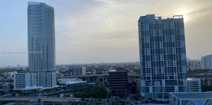 Condo in Miami, Florida, 1 bedroom № 1934292
