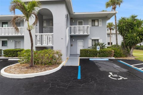 Condo in Cocoa Beach, Florida, 2 bedrooms № 2350139