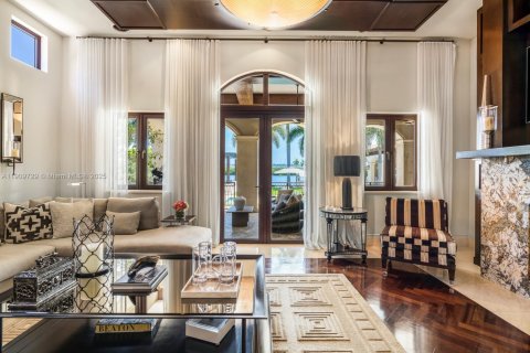 Casa en venta en Miami Beach, Florida, 6 dormitorios, 1036.79 m2 № 1965884 - foto 17