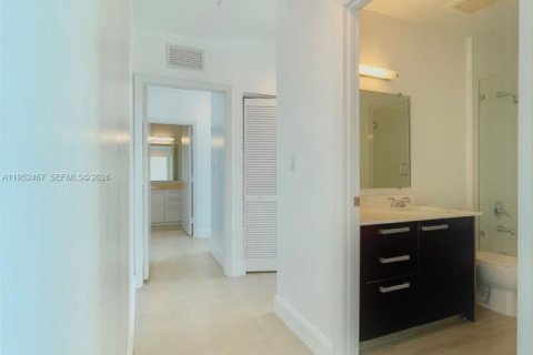 Condominio en alquiler en Miami, Florida, 2 dormitorios, 96.71 m2 № 2008563 - foto 4