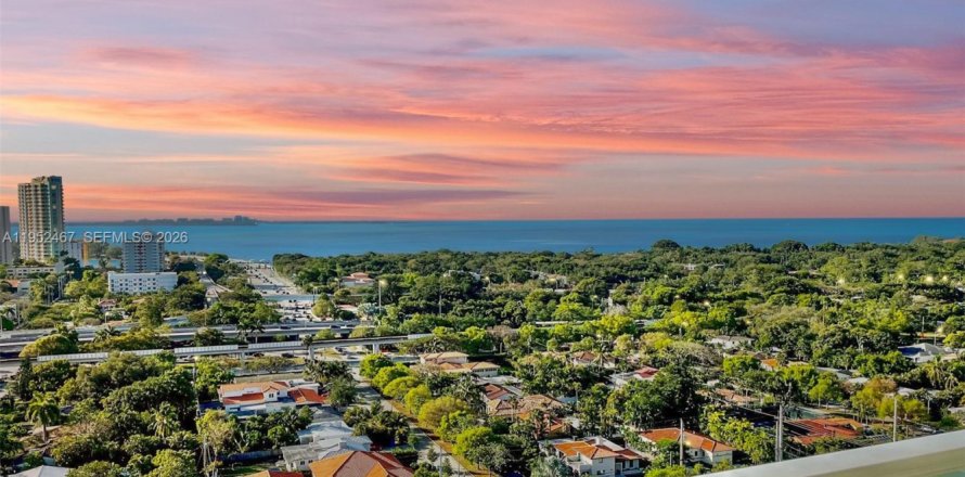 Condominio en Miami, Florida, 2 dormitorios  № 2008563