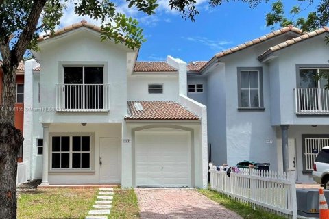 Снять в аренду таунхаус в Флорида-Сити, Флорида 3 спальни, 141.86м2, № 1952311 - фото 1