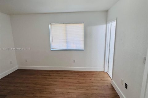 Снять в аренду таунхаус в Флорида-Сити, Флорида 3 спальни, 141.86м2, № 1952311 - фото 9