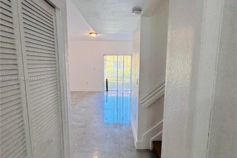 Снять в аренду таунхаус в Флорида-Сити, Флорида 3 спальни, 141.86м2, № 1952311 - фото 5