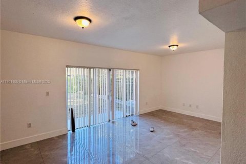 Снять в аренду таунхаус в Флорида-Сити, Флорида 3 спальни, 141.86м2, № 1952311 - фото 4