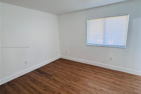 Снять в аренду таунхаус в Флорида-Сити, Флорида 3 спальни, 141.86м2, № 1952311 - фото 13