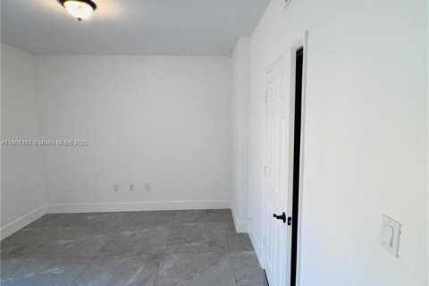 Снять в аренду таунхаус в Флорида-Сити, Флорида 3 спальни, 141.86м2, № 1952311 - фото 6