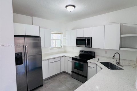 Снять в аренду таунхаус в Флорида-Сити, Флорида 3 спальни, 141.86м2, № 1952311 - фото 2