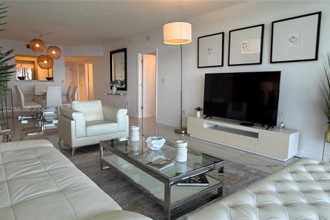 Condo in Sunny Isles Beach, Florida, 2 bedrooms № 2004510 - photo 19