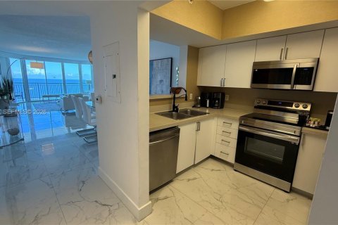 Condo in Sunny Isles Beach, Florida, 2 bedrooms № 2004510 - photo 3