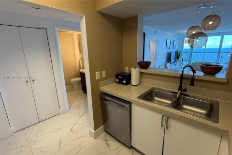 Condo in Sunny Isles Beach, Florida, 2 bedrooms № 2004510 - photo 5