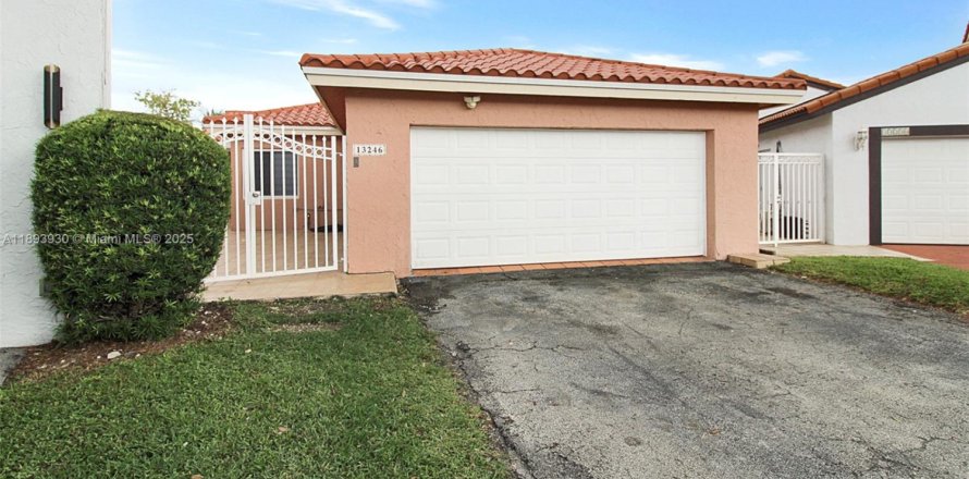 Дом в Майами, Флорида 3 спальни, 182.46м2 № 1947384