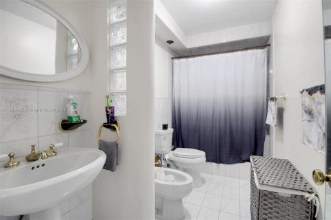 Купить виллу или дом в Майами, Флорида 3 спальни, 182.46м2, № 1947384 - фото 16