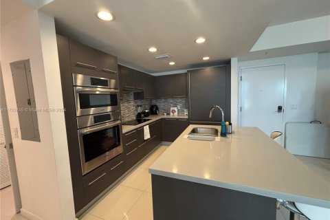 Condo in Doral, Florida, 2 bedrooms  № 2076816 - photo 15
